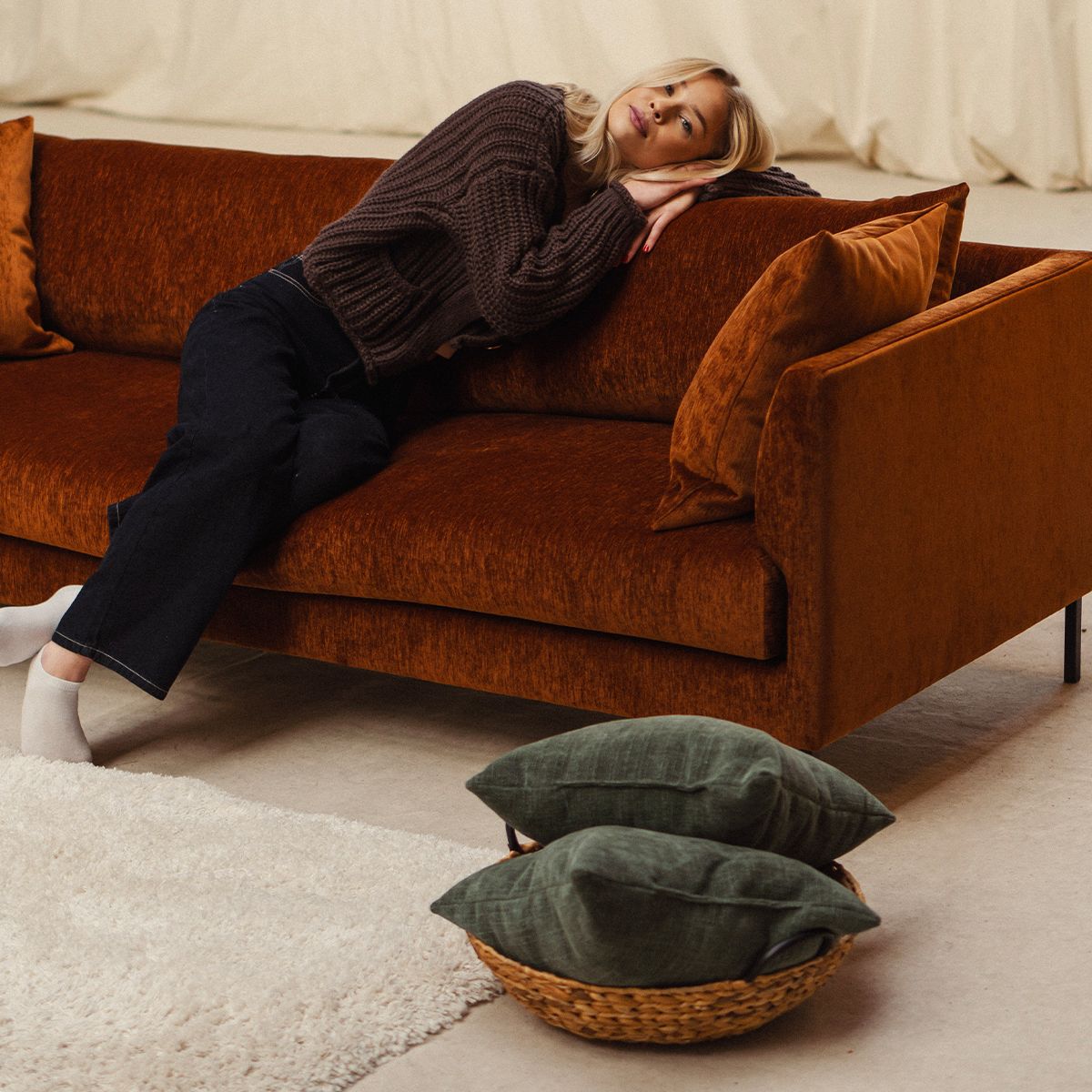 Amaya 3,5 seter sofa 232 cm med Fluff One i Loft tekstil