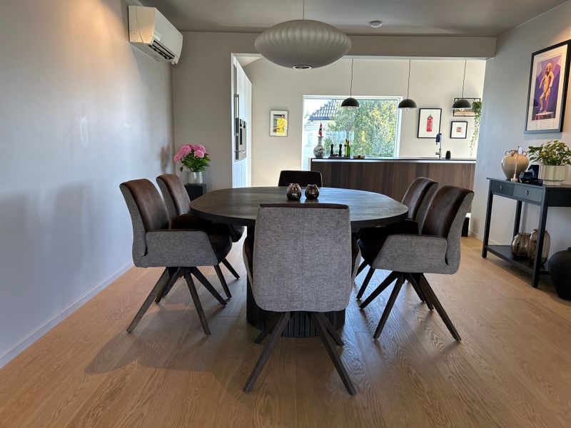 Sophisticate Ø135 Rundt Spisebord heltre røkt eik | med uttrekk