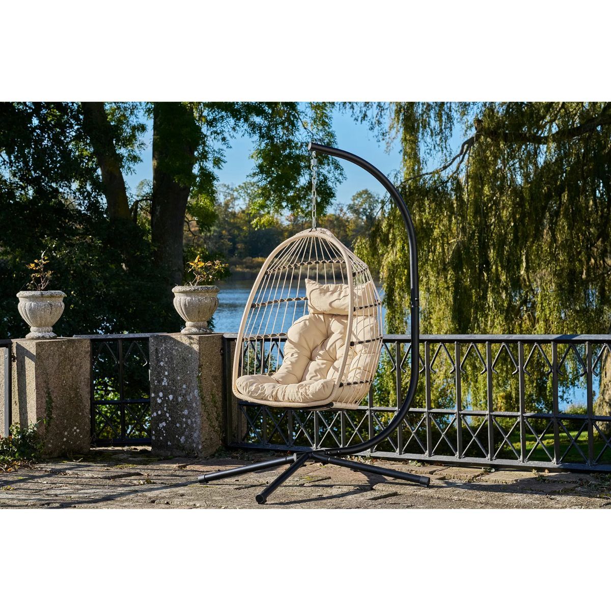 Patras hengestol ute – natur | House Nordic