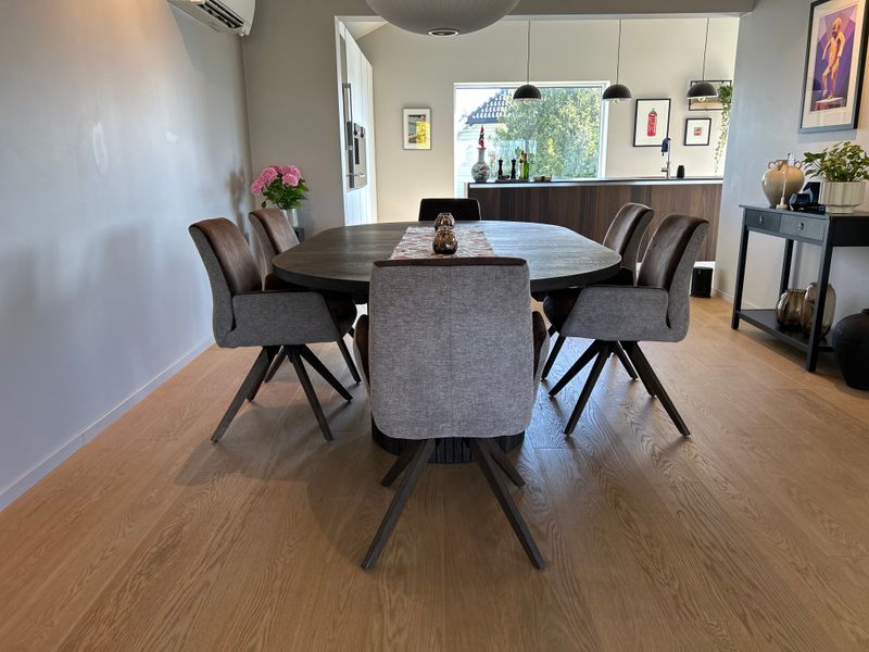 Sophisticate Ø135 Rundt Spisebord heltre røkt eik | med uttrekk